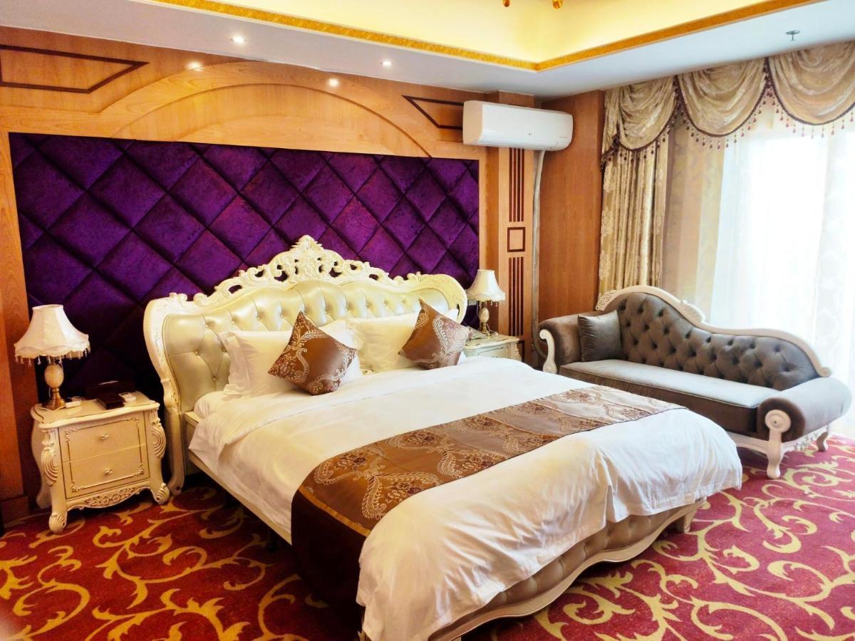 Golden Peacock Hotel Blantyre Bagian luar foto