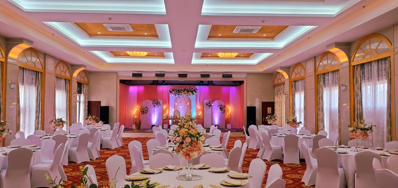 Golden Peacock Hotel Blantyre Bagian luar foto