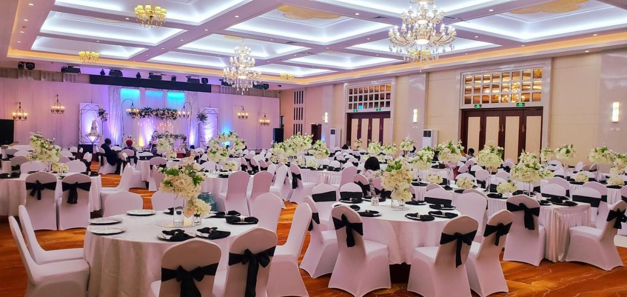 Golden Peacock Hotel Blantyre Bagian luar foto