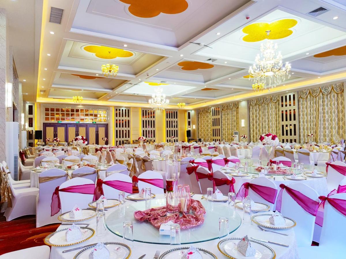 Golden Peacock Hotel Blantyre Bagian luar foto