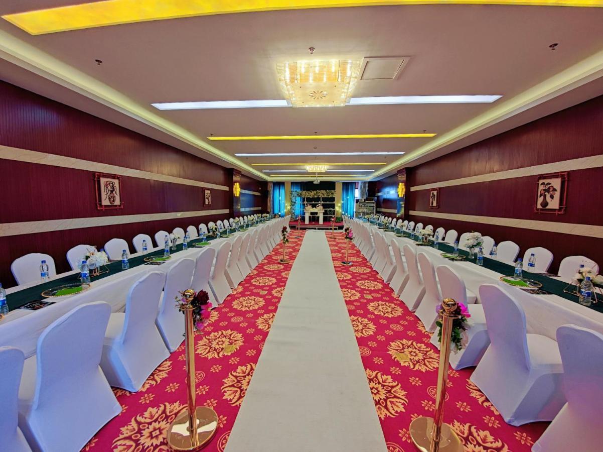 Golden Peacock Hotel Blantyre Bagian luar foto