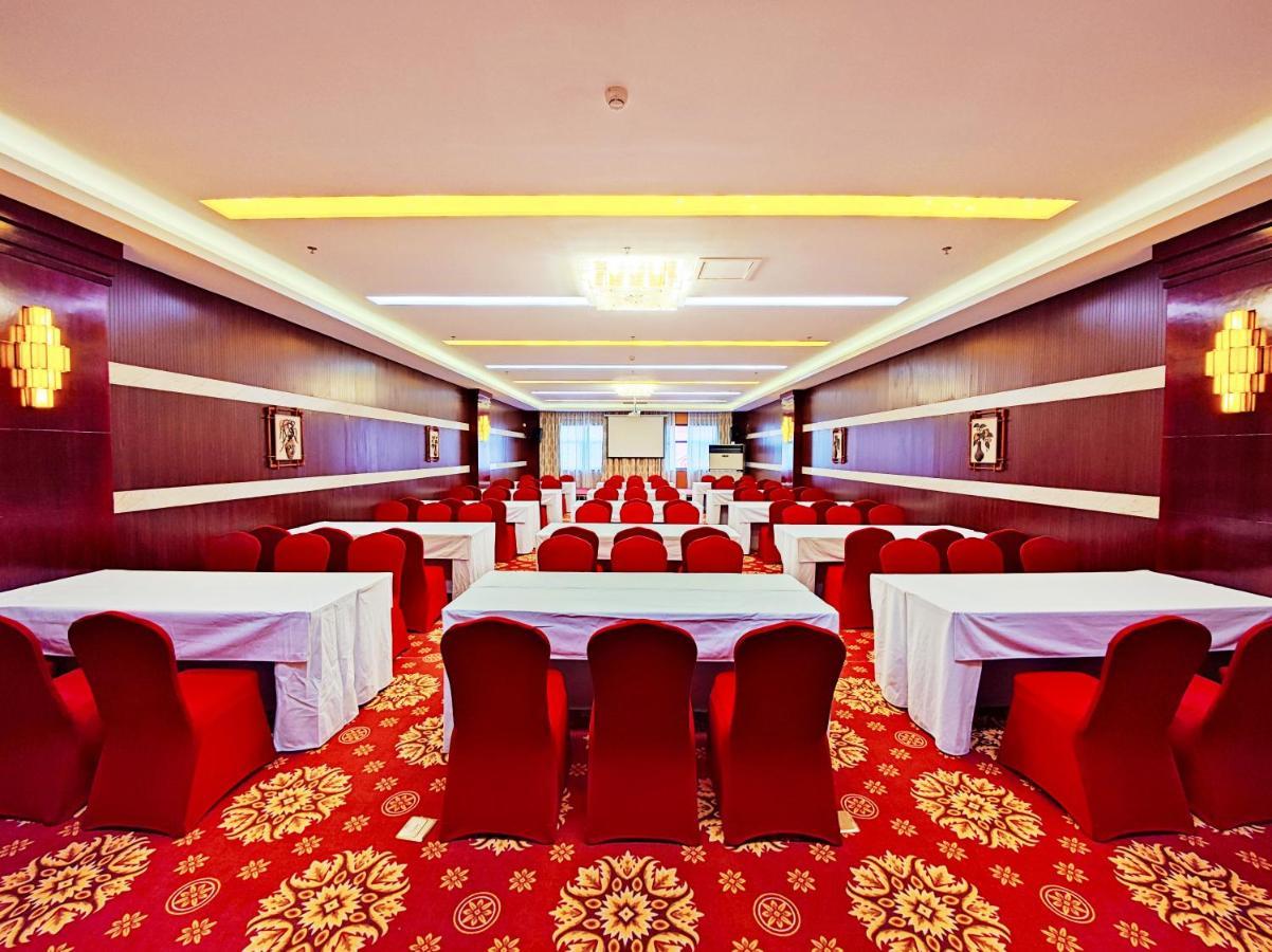 Golden Peacock Hotel Blantyre Bagian luar foto