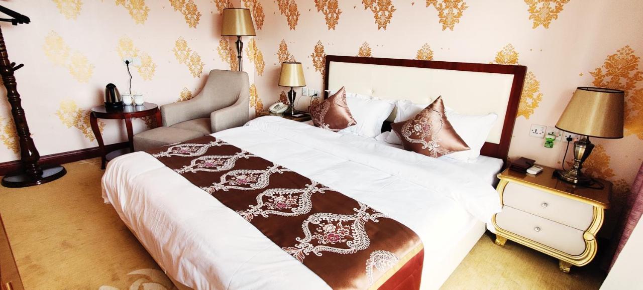 Golden Peacock Hotel Blantyre Bagian luar foto